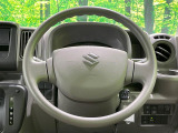 インテリアに合わせたデザインのステアリングは、運転される方のことも考え、運転しやすい形状、大きさです。是非一度、実際に触ってお確かめください。