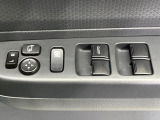 【電動格納ミラー】サイドミラーは電動格納式となっており、狭い駐車場でもキズがつくリスクを抑えられます。