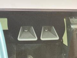 走行中に前方の車両と歩行者を認識し、衝突の危険性があると判断した場合にドライバーへ注意喚起。さらに危険性が高まった場合には緊急ブレーキで減速、衝突の回避や、衝突時の被害軽減に寄与します。