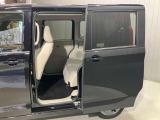 左側電動スライドドアは、子供の送り迎えの際に運転席からドアの開閉ができるので便利です。ルーフが高いので大人のかたの乗り降りもしやすいですよ★