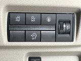 両側電動スライドドアスイッチやアイドリングストップスイッチ、安全に関するボタンなどが運転席右前部に装着されています。
