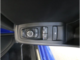 運転席ドアの操作しやすい位置にミラー操縦スイッチがついておりますので、ストレスなく自分のフィットする位置にセッティング頂けます。
