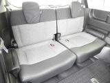 後部座席は、ゆったり座れる広さで足元空間も十分。跳ね上げ機能で荷室アレンジも自在です。
