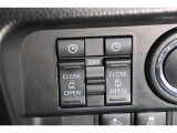 スライドドアの開閉は、ドアハンドルはもちろん運転席からのスイッチ操作でも可能です。お子様の送迎時の乗り降りも一段と楽になります。