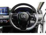 運転中もハンドルでの操作が可能です。特に高速道路等の目が離せない運転時には、便利さだけでなく、安全性も兼ね備えております。