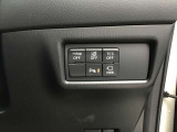 横滑り防止装置、車線逸脱警報システムなどの安全装備も充実。バック時の障害物を検知し知らせるコーナーセンサーや、360&deg;ビューモニター、リアゲートの開閉スイッチがあります。
