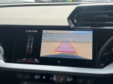 アクティブレーンアシスト『60km/h 以上での走行時にドライバーの不注意によってクルマがレーンをはみ出しそうになると、クルマをレーンに戻す方向にステアリングをアシストします