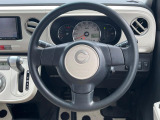 インテリアに合わせたデザインのステアリングは、運転される方のことも考え、運転しやすい形状、大きさです。是非一度、実際に触ってお確かめください。