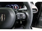 Hondaセンシングの機能のひとつ、アダプティブクルーズコントロール付!アクセルから足を離しても設定したスピードと前車との車間を保ち走行してくれます!車線維持もアシスト☆高速道路で疲労軽減ですね☆