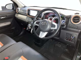 シックな色使いの運転席周りですね。すっきりとしたデザインで上品な色使いです。居心地の良い運転席、長く座ってられるリラックスできるデザインがいいですね。