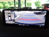 360&deg;ビューモニターでは、両サイドとフロント、バックカメラの合成で、あたかも上空から見下ろした様に周囲を確認して頂けます。駐車場だけでなく、T字路等でも活躍のアイテムです。