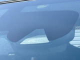 【エマージェンシーブレーキ】走行中に前方の車両等を認識し、衝突しそうな時は警報とブレーキで衝突回避と被害軽減をアシスト。より安全にドライブをお楽しみいただけます。