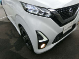 LEDヘッドランプは、白く明るいのが特徴です。フォグランプ付きです。