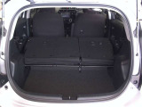 後席を倒せば、広々とした荷室になります! 大きなものもバッチリ入りますよ!!