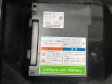 減速時の回生エネルギーを利用して発電したエネルギーを蓄え、オーディオやエアコン、ヘッドライトなどに使う事で、エンジンの負担を減らす「S-エネチャージ」搭載車両です。