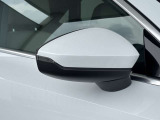 ●アウディサイドアシスト『後方の死角を並走する車両を検知しドアミラーの内側のLEDが点灯。ドライバーに注意を促し事故を未然に防ぐシステムです。』