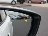 ブラインドスポットモニタリング 夜間や雨の日など視界の悪い状況でも後方の車両の存在を知らせてくれるため、安全に運転できます。
