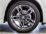 【BMWアロイホイル】軽量かつ強度に拘ったアロイホイル。走行性能ポテンシャルを引き出す設計。車の足元を引き締めてくれる大きなポイントはアロイホイルです。
