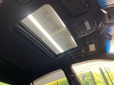 【サンルーフ】開放感たっぷりの希少装備、サンルーフが装着されています!車内に明かりを取り入れたり景色を楽しむ以外にも、車内の空気も簡単に換気できて快適です!