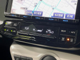 【オートエアコン】一度お好みの温度に設定すれば、車内の温度を検知し風量や温度を自動で調整。暑い&hellip;寒い&hellip;と何度もスイッチ操作をする必要はありません。快適な車内空間には必須の機能ですね♪