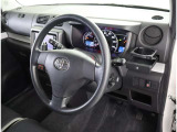 高いホールド性で運転姿勢が安定します。長距離ドライブでも疲れにくいのが魅力です。快適なドライビングライフをお送りください♪