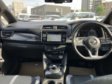 すっきりした運転席周りにはナビやエアコンの操作パネルを設置しておりますので、お一人での運転でもご安心できます。
