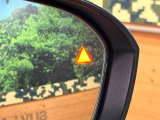 【後方車輛検知】走行中、ドアミラーの死角になりやすい箇所に後続車が接近するとサイドミラー付近に警告を表示、ドライバーに注意喚起をしてくれます。