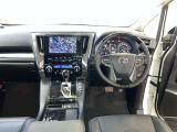 運転席周りのレイアウトをご覧ください。ナビゲーションが綺麗に装着されすっきり収まってますね!