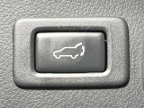 【パワーバックドア】スマートキーや運転席のボタンを押すだけでリアゲートが自動で開閉します!荷物を持っている時や、高い位置にあるバックドアを閉める際に便利な機能です♪