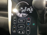 【オートエアコン】一度お好みの温度に設定すれば、車内の温度を検知し風量や温度を自動で調整。暑い&hellip;寒い&hellip;と何度もスイッチ操作をする必要はありません。快適な車内空間には必須の機能ですね♪