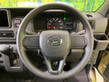 インテリアに合わせたデザインのステアリングは、運転される方のことも考え、運転しやすい形状、大きさです。是非一度、実際に触ってお確かめください。