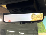 【デジタルインナーミラー】後席の大きな荷物や同乗者で後方が確認しづらい時でも安心!カメラが撮影した車両後方の映像をルームミラー内に表示。クリアな視界で状況の確認が可能です!