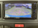 カラーで後方映像をモニターに映し出してくれるので、ショッピングモールのような狭い駐車場であったとしても障害物を見つけ、楽々駐車することができますね。