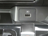 USBソケット 走行中にスマートフォンやタブレット端末を充電することができます。