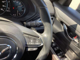 レーダークルーズコントロール付車です。こちらのステアリングスイッチで設定が可能で、車間距離の認識、車速の設定、追従走行等が全車速において可能です。高速走行時等で大変便利です。
