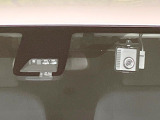 【トヨタセーフティセンス】走行中に前方の車両等を認識し、衝突しそうな時は警報とブレーキで衝突回避と被害軽減をアシスト。より安全にドライブをお楽しみいただけます。