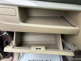 グローブボックス!ちょっとした物置にちょうど良い収納あります!