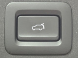 【パワーバックドア】スマートキーや運転席のボタンを押すだけでリアゲートが自動で開閉します!荷物を持っている時や、高い位置にあるバックドアを閉める際に便利な機能です♪