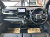 当社の中古車は、フロアマット付きで販売しておりません。予めご了承下さい。中古車という特性上匂いや見栄えなどの状態が左右される為です。純正マット、車種専用社外品マットをご購入いただけます。