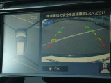 ☆全周囲カメラが駐車をアシスト☆4つの高解像度カメラで車の周囲を撮影!見えにくい死角の駐停車も驚く程に楽々です。バックカメラは、車庫入れの時は勿論、後方の安全確認もできて安心です♪