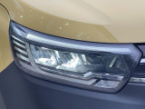●LEDヘッドライト:夜間走行時も良好な視界を確保し安心して運転できる高輝度LEDヘッドライトを装備!点灯速度が早く、消費電力も抑えられています。