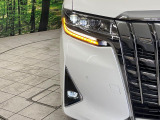 【LEDヘッドライト】悪天候や夜間走行時も良好な視界を確保し安心して運転できる高輝度LEDヘッドライトを装備!点灯速度が早く、消費電力も抑えられています。