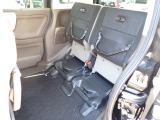 ◆チップアップ&ダイブダウン機構付【ULTR SEAT】は後席座面を左右分割で跳ね上げることができます。トランクで積載できない背の高い荷物をラクラク収納できます。ホンダ車ならではの人気装備です。