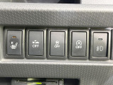 【アイドリングストップ】赤信号や渋滞で停車した際にエンジンを停止し、無駄な燃料の消費を抑えます。燃費向上や環境保護につなげる機能♪エンジンはブレーキを離せば再始動します。
