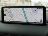 マツダコネクトの10.25インチワイドセンターディスプレイです。『Android Auto』『Apple CarPlay』や独自のコネクテッドサービスに対応したインターフェイスシステムです。