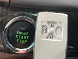 【スマートキー】カバンやポケットに入れたままでもドアの施錠・解錠が可能なスマートキーを装備。エンジンのオン・オフ時もカギを取り出す必要が無いからとっても便利です♪