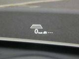 アクティブドライビングディスプレイは、運転に必要な情報を運転席前方に投影するシステムです。車速やルート案内などの情報が表示されます。