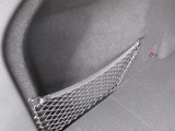 こちらのお車には先進安全装備が多数搭載されています。衝突被害を回避あるいは軽減するためのブレーキや、後方死角からの接近警報、車線逸脱を防止する警報装置など、詳しくはスタッフまでお尋ねください。
