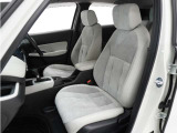 運転席の高さは調整できます。高い位置に合わせておけば、小柄な方でもより安心して運転していただけます。