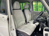 運転席まわりには十分なスペースがあり、大柄な方でもゆったり運転していただける環境です。